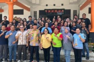 Bupati Barito Timur, M Yamin melakukan foto bersama dengan Dinas Perdagangan Kabupaten Barito Timur usai melakukan kegiatan silahturahmi usai libur Natal dan tahun Baru.