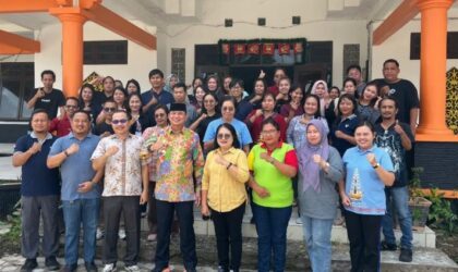 Bupati Barito Timur, M Yamin melakukan foto bersama dengan Dinas Perdagangan Kabupaten Barito Timur usai melakukan kegiatan silahturahmi usai libur Natal dan tahun Baru.