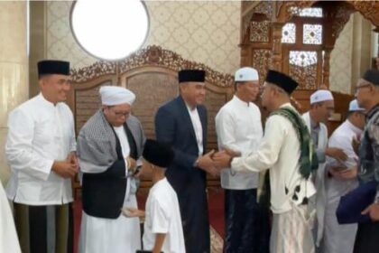 Teks foto/ Bupati Tanah Laut Rahmat Trianto dan DPR RI Endang Agustina bersalaman dengan masyarakat usai salat idul Fitri di Masjid Noor Hasyim ( dok Asep LK )