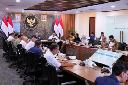 Wakil Menteri (Wamen) ATR/Wakil Kepala (Waka) BPN, Ossy Dermawan dalam Rapat Koordinasi Terbatas (Rakortas) di Kementerian Koordinator Bidang Pangan RI, Jakarta, Senin (30/03/2026).