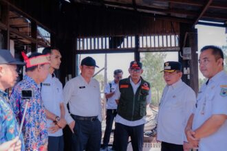 Bupati Kapuas H. Muhammad Wiyatno bersama Sekretaris Daerah Kabupaten Kapuas Usis I. Sangkai saat melakukan peninjauan rumah korban kebakaran di Desa Pulau Kupang, Kecamatan Bataguh, Rabu (1/4/2026).