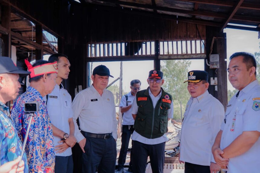 Bupati Kapuas H. Muhammad Wiyatno bersama Sekretaris Daerah Kabupaten Kapuas Usis I. Sangkai saat melakukan peninjauan rumah korban kebakaran di Desa Pulau Kupang, Kecamatan Bataguh, Rabu (1/4/2026).