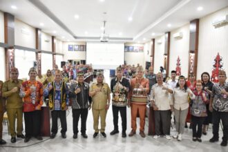 Bupati Kapuas, H.M. Wiyatno, bersama Sekretaris Daerah Kabupaten Kapuas, Usis I. Sangkai, Ketua DPRD Kapuas, Ardiansah, Sekretaris umum DAD Provinsi Kalimantan Tengah, Yuliandra Dedy Lampe, staf ahli bupati, asisten sekda, para kepala OPD, Ketua beserta para pengurus DAD Kapuas, dan tamu undangan, di Aula Bapperida Kapuas, Senin (6/4/2026).
