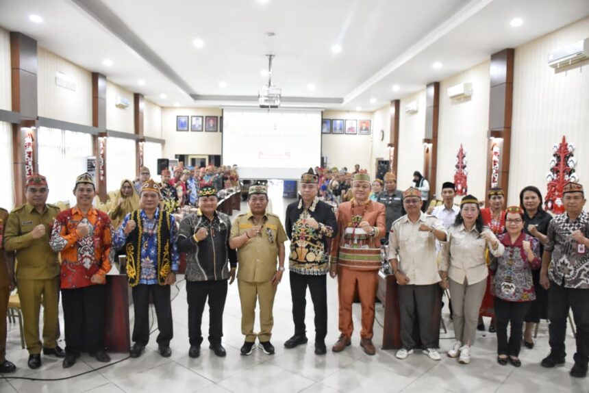 Bupati Kapuas, H.M. Wiyatno, bersama Sekretaris Daerah Kabupaten Kapuas, Usis I. Sangkai, Ketua DPRD Kapuas, Ardiansah, Sekretaris umum DAD Provinsi Kalimantan Tengah, Yuliandra Dedy Lampe, staf ahli bupati, asisten sekda, para kepala OPD, Ketua beserta para pengurus DAD Kapuas, dan tamu undangan, di Aula Bapperida Kapuas, Senin (6/4/2026).