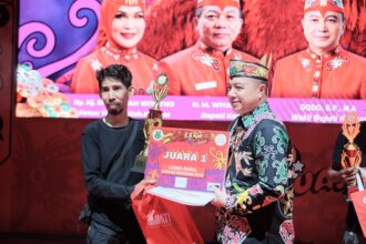 Wakil Bupati Kapuas Dodo menyerahkan hadiah kepada para pemenang lomba mural pada rangkaian kegiatan HUT Kapuas 2026 di kawasan Stadion Panunjung Tarung, Selasa (7/4/2026) malam.