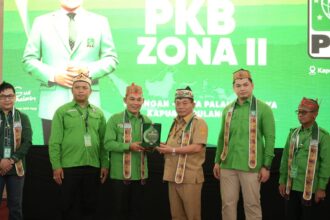 Bupati Kapuas H. Muhammad Wiyatno saat menerima cindera mata pada Musyawarah Cabang (Muscab) Partai Kebangkitan Bangsa (PKB) Zona II yang digelar di Ballroom Hotel Permata Inn Kuala Kapuas, Senin (13/4/2026).
