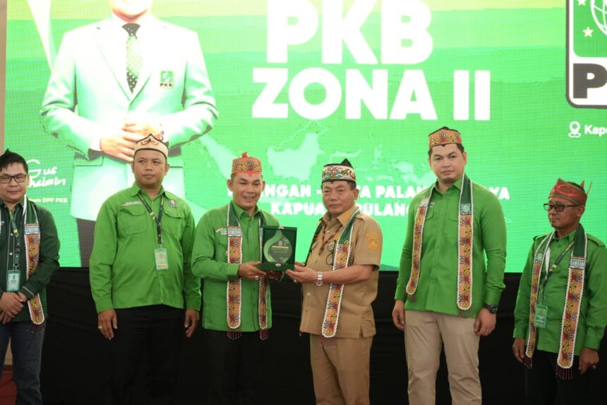 Bupati Kapuas H. Muhammad Wiyatno saat menerima cindera mata pada Musyawarah Cabang (Muscab) Partai Kebangkitan Bangsa (PKB) Zona II yang digelar di Ballroom Hotel Permata Inn Kuala Kapuas, Senin (13/4/2026).