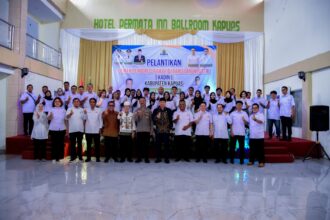 Wakil Bupati Kapuas Dodo saat berfoto bersama usai Pelantikan Pengurus Kamar Dagang dan Industri (KADIN) Kabupaten Kapuas Masa Bakti 2026–2031 yang dilaksanakan di Ballroom Permata Inn Kapuas, Jumat (13/2/2026).
