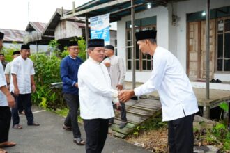 Bupati Kapuas Terpilih, HM. Wiyatno, SP dan Rombongan Langsung Disambut Hangat Plt. Camat Bataguh Dino Aries Fahrizal, S.STP, MPA., dan Masyarakat Bataguh Begitu Tiba di Mesjid Al- Mubarok Pulau Kupang, Bataguh,, Rabu (11/3)