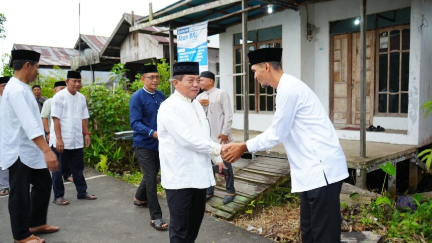 Bupati Kapuas Terpilih, HM. Wiyatno, SP dan Rombongan Langsung Disambut Hangat Plt. Camat Bataguh Dino Aries Fahrizal, S.STP, MPA., dan Masyarakat Bataguh Begitu Tiba di Mesjid Al- Mubarok Pulau Kupang, Bataguh,, Rabu (11/3)