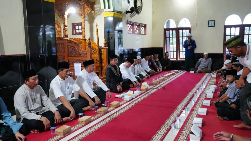 Bupati Kapuas Muhammad Wiyatno bersama Wakil Bupati Kapuas Dodo, Sekretaris Daerah Kabupaten Kapuas Usis I. Sangkai, serta jajaran Pemerintah Kabupaten Kapuas menghadiri Safari Ramadhan di Masjid Al-Ikhlas, Desa Warga Mulya, Kecamatan Mantangai, Jumat (13/3/2026) sore.