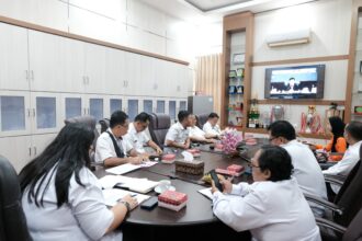 sisten Bidang Perekonomian dan Pembangunan Asisten II Setda Kapuas Kusmiatie, serta sejumlah kepala OPD mengikuti Rapat Koordinasi Pengendalian Inflasi Daerah Tahun 2026 yang dirangkaikan dengan Sosialisasi Penyelenggaraan Jaminan Produk Halal dan Evaluasi Dukungan Pemerintah Daerah dalam Program 3 Juta Rumah secara virtual dari Ruang Rapat Sekda Kabupaten Kapuas, Rabu (18/02/2026).