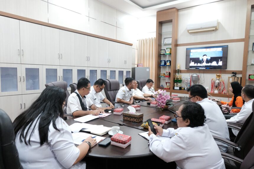 sisten Bidang Perekonomian dan Pembangunan Asisten II Setda Kapuas Kusmiatie, serta sejumlah kepala OPD mengikuti Rapat Koordinasi Pengendalian Inflasi Daerah Tahun 2026 yang dirangkaikan dengan Sosialisasi Penyelenggaraan Jaminan Produk Halal dan Evaluasi Dukungan Pemerintah Daerah dalam Program 3 Juta Rumah secara virtual dari Ruang Rapat Sekda Kabupaten Kapuas, Rabu (18/02/2026).