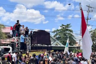 Sejumlah anggota DPRD menandatangani pakta integritas di hadapan ribuan massa.