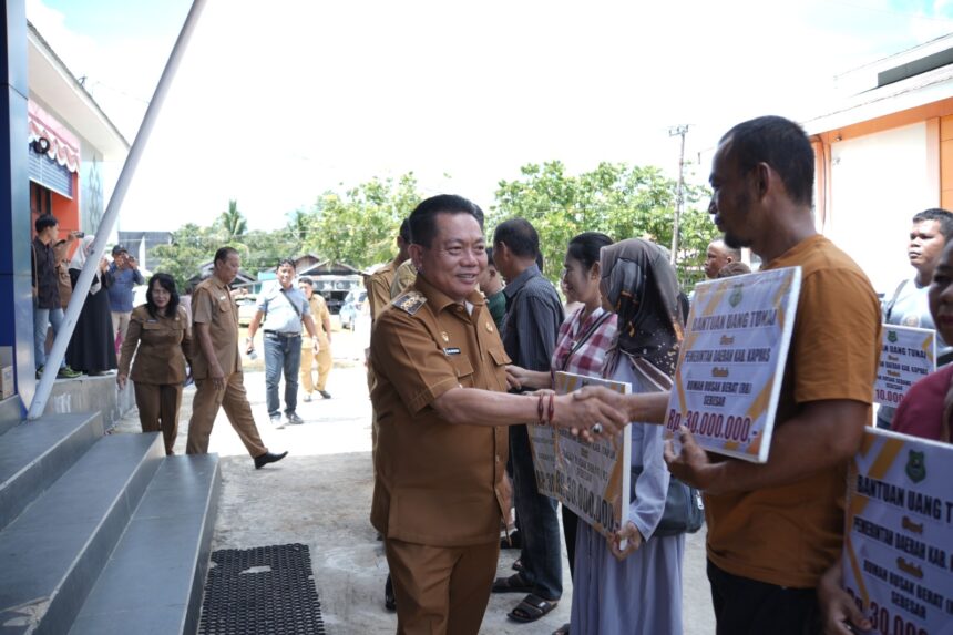 Bupati Kapuas Serahkan Bantuan untuk Korban Kebakaran dan Puting Beliung