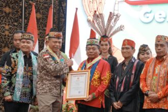 Bupati Kapuas Terima Medali Kehormatan Gerdayak Indonesia atas Kontribusi bagi Pembangunan dan Pelestarian Budaya