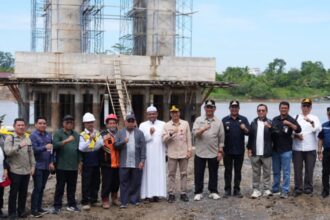 Bupati Barito Utara tinjau pembangunan Jembatan Tumpung Laung-Sikan dan Jembatan Petake
