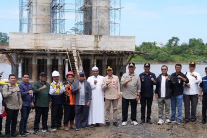 Bupati Barito Utara tinjau pembangunan Jembatan Tumpung Laung-Sikan dan Jembatan Petake