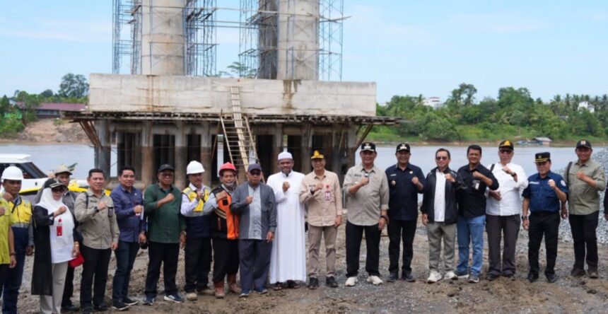 Bupati Barito Utara tinjau pembangunan Jembatan Tumpung Laung-Sikan dan Jembatan Petake