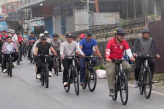 Bupati Barito Utara gowes pantau kebersihan kota dan pembangunan siring WFC