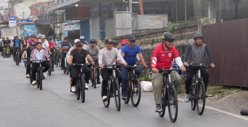 Bupati Barito Utara gowes pantau kebersihan kota dan pembangunan siring WFC