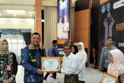 Pemkab Banjar memberikan penghargaan kepada guru dan siswa berprestasi pada puncak Hardiknas 2026. Foto: Ghina