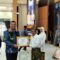 Pemkab Banjar memberikan penghargaan kepada guru dan siswa berprestasi pada puncak Hardiknas 2026. Foto: Ghina