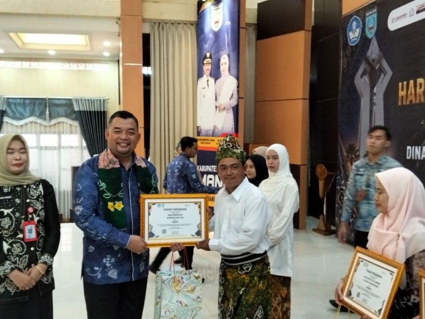 Pemkab Banjar memberikan penghargaan kepada guru dan siswa berprestasi pada puncak Hardiknas 2026. Foto: Ghina