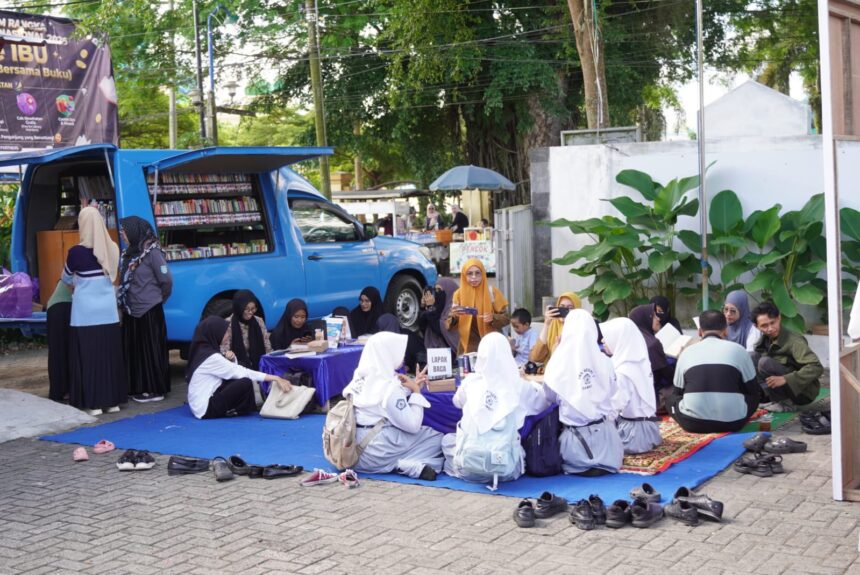 Ket foto: Pelajar mengikuti kegiatan Hari Seibu yang digelar Dispersip Kabupaten Banjar