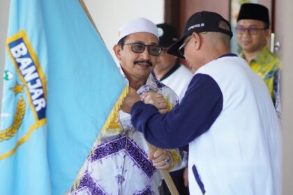 Wakil Bupati Banjar Idrus Al Habsyi melepas kafilah LPTQ Kabupaten Banjar yang akan mengikuti MTQN XXXVII Tingkat Provinsi Kalimantan Selatan