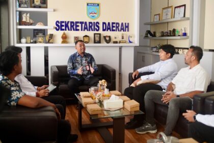 Ketua BPC HIPMI Kabupaten Banjar Muhammad Zaini saat berdiskusi dengan Sekda Banjar Yudi Andrea terkait percepatan legalitas usaha bagi pelaku usaha di Kabupaten Banjar