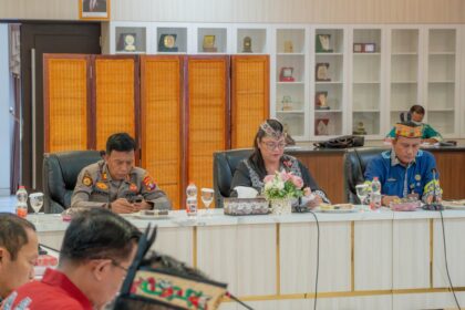 Asisten II Sekretariat Daerah Kabupaten Kapuas, Kusmiatie, S.T., M.Si,. saat membacakan secara langsung sambutan tertulis Bupati Kapuas, di Focus Group Discussion (FGD) Pembahasan Penyusunan Naskah Akademik dan Rancangan Peraturan Daerah (Raperda) Pengendalian Peredaran Minuman Beralkohol, di Ruang Rapat Rumah Jabatan Bupati Kapuas, Kamis (9/7/2026).