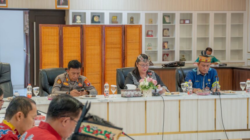 Asisten II Sekretariat Daerah Kabupaten Kapuas, Kusmiatie, S.T., M.Si,. saat membacakan secara langsung sambutan tertulis Bupati Kapuas, di Focus Group Discussion (FGD) Pembahasan Penyusunan Naskah Akademik dan Rancangan Peraturan Daerah (Raperda) Pengendalian Peredaran Minuman Beralkohol, di Ruang Rapat Rumah Jabatan Bupati Kapuas, Kamis (9/7/2026).