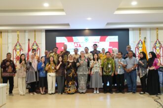 Foto Bersama Asisten II Setda Kapuas, Pemateri dan Seluruh Peserta Rapat Penyusunan Perbup tentang Peraturan Pelaksanaan Peraturan Daerah.