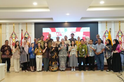 Foto Bersama Asisten II Setda Kapuas, Pemateri dan Seluruh Peserta Rapat Penyusunan Perbup tentang Peraturan Pelaksanaan Peraturan Daerah.
