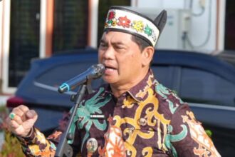Bupati Barito Utara, H. Shalahuddin, S.T., M.T., memimpin apel pagi di lingkungan Bapperida Kabupaten Barito Utara