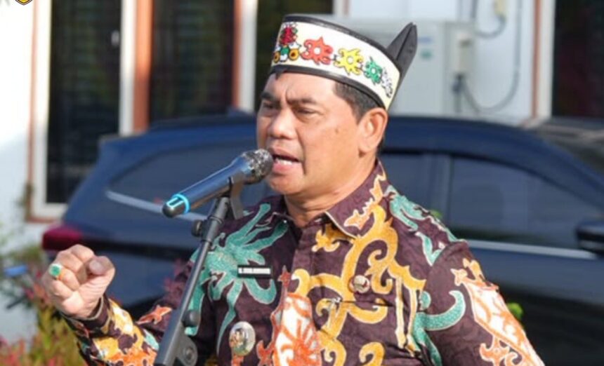 Bupati Barito Utara, H. Shalahuddin, S.T., M.T., memimpin apel pagi di lingkungan Bapperida Kabupaten Barito Utara