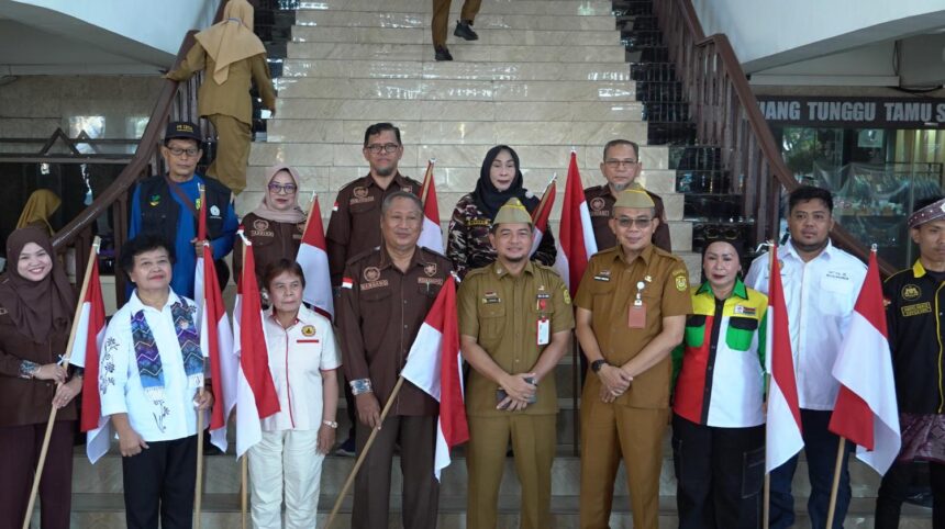 Pembagian Bendera Merah Putih