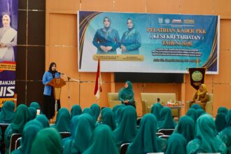 Ketua TP PKK Kabupaten Banjar Hj Nurgita Tiyas membuka Pelatihan Kader Kesekretariatan Tahun 2026 di Aula KH Kasyful Anwar, Martapura, Senin (6/7/26)