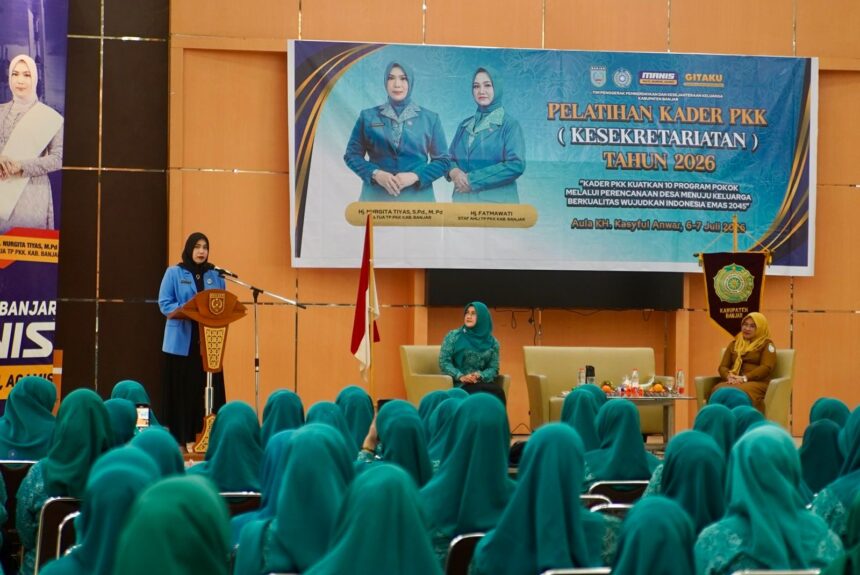 Ketua TP PKK Kabupaten Banjar Hj Nurgita Tiyas membuka Pelatihan Kader Kesekretariatan Tahun 2026 di Aula KH Kasyful Anwar, Martapura, Senin (6/7/26)