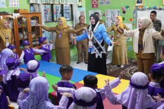 Bunda PAUD Kabupaten Banjar Hj Nurgita Tiyas memantau pelaksanaan MPLS Ramah PAUD di TK Negeri Jawa, Martapura, Senin (6/7/26)