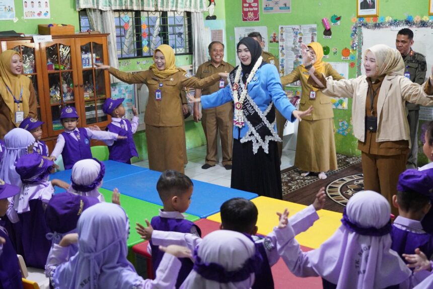 Bunda PAUD Kabupaten Banjar Hj Nurgita Tiyas memantau pelaksanaan MPLS Ramah PAUD di TK Negeri Jawa, Martapura, Senin (6/7/26)