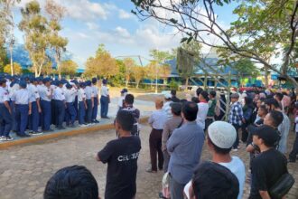 Upacara pengibaran Bendera Merah Putih di SMP Negeri 2 Alalak diikuti peserta didik baru kelas VII bersama orang tua.