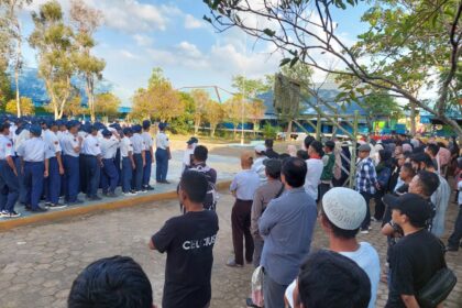 Upacara pengibaran Bendera Merah Putih di SMP Negeri 2 Alalak diikuti peserta didik baru kelas VII bersama orang tua.