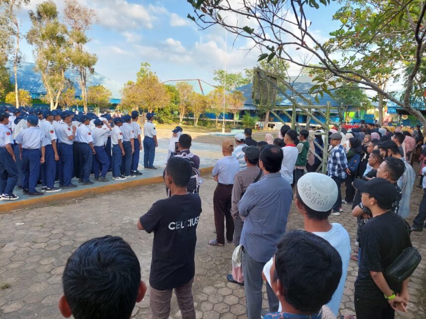 Upacara pengibaran Bendera Merah Putih di SMP Negeri 2 Alalak diikuti peserta didik baru kelas VII bersama orang tua.