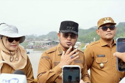 Gubernur Kalimantan Timur Dr H Rudy Mas'ud (Harum) didampingi Wakil Gubernur Dr H Seno Aji meninjau kondisi Jembatan Mahulu di Samarinda, Selasa (21/7/2026). Peninjauan dilakukan untuk memastikan percepatan perbaikan infrastruktur, penerangan, serta penguatan sistem keamanan melalui pemasangan CCTV. (Foto: Adpim Kaltim)