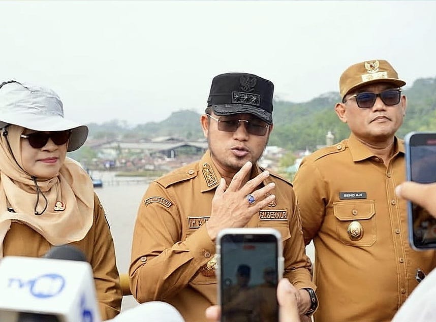 Gubernur Kalimantan Timur Dr H Rudy Mas'ud (Harum) didampingi Wakil Gubernur Dr H Seno Aji meninjau kondisi Jembatan Mahulu di Samarinda, Selasa (21/7/2026). Peninjauan dilakukan untuk memastikan percepatan perbaikan infrastruktur, penerangan, serta penguatan sistem keamanan melalui pemasangan CCTV. (Foto: Adpim Kaltim)