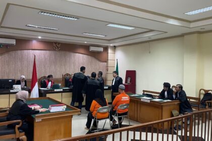 Sidang kasus dugaan korupsi terkait proyek pembangunan gedung lantai dua Kantor Balai arkeologi Provinsi Kalimantan Selatan dengan terdakwa Anisa Septini dan Oki Rezki Gondanawa