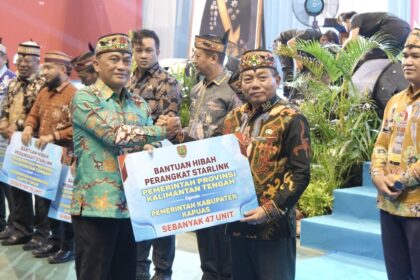 Bupati Kapuas HM Wiyatno saat menerima Penyerahan bantuan hibah perangkat Starlink secara simbolis oleh Pemprov Kalteng