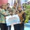 Bupati Kapuas HM Wiyatno saat menerima Penyerahan bantuan hibah perangkat Starlink secara simbolis oleh Pemprov Kalteng